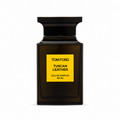 Universo del perfume Tom Ford Tuscan Leather con la botella al centro, rodeada de cuero oscuro, frambuesa, azafrán, tomillo, flores blancas, resinas, maderas e incienso en una escena cálida, oscura y elegante al estilo Rito Olfativo.
