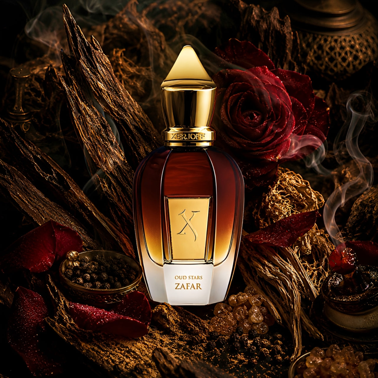 Universo del perfume Xerjoff Zafar con botella al centro, rodeada de oud, incienso, rosa oscura, pimienta negra, cedro, vetiver y almizcle en una escena ceremonial y premium.